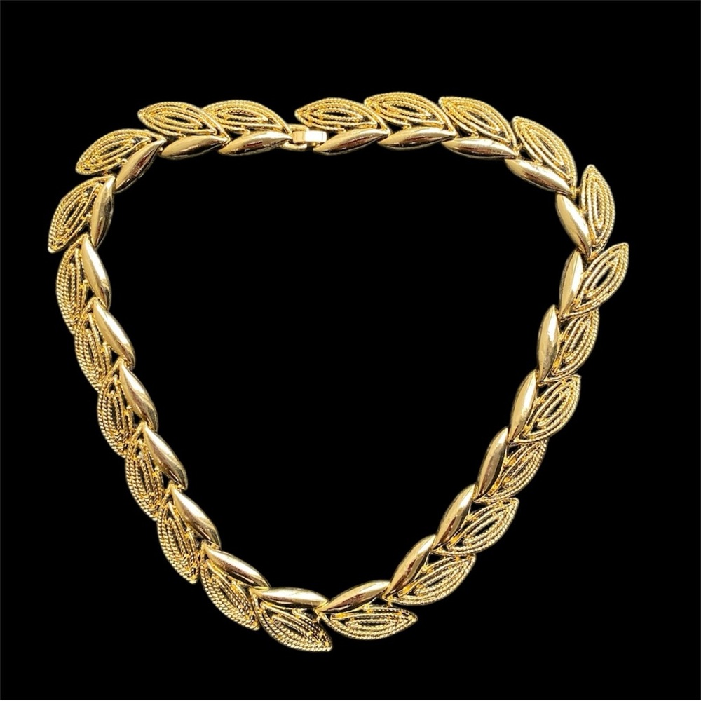Elegant Gold Leaf Necklace
